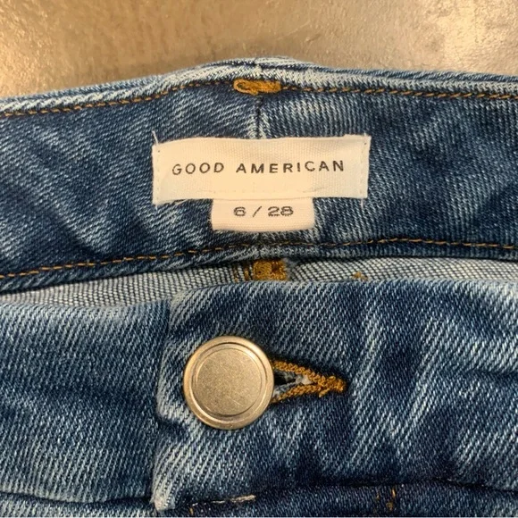 Good American Blue Ankle Cropped Jeans with Distressed Hem - Picture 3 of 13